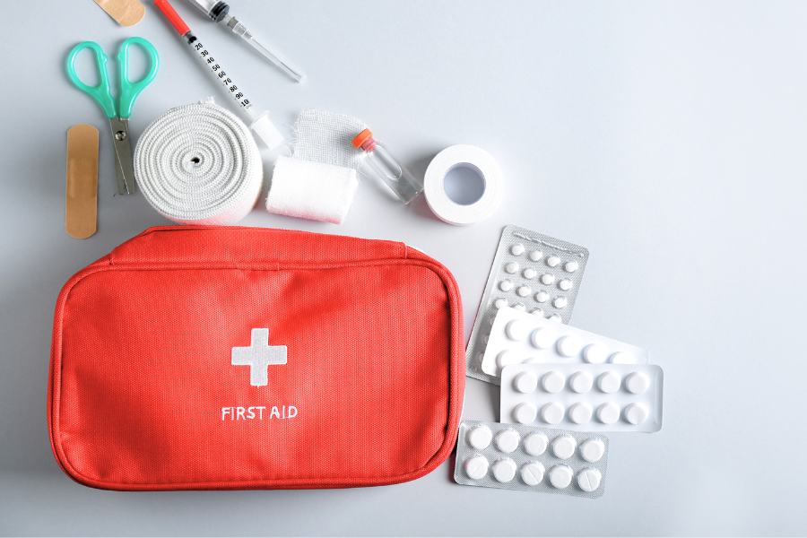 kit primeiros socorros vermelha de primeiros socorros com uma cruz e medicamentos